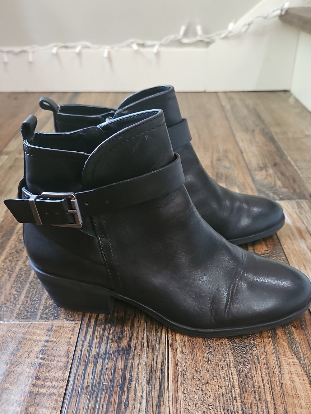 Vince Comuto Women’s Black Leather Ankle Boot with Buckle Strap Size6.5